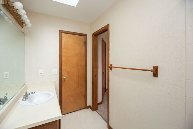 Building Photo - Charming 3 Bed, 2 Bath Home on a Quiet Cul-de-Sac with a Fenced Yard & 2-Car Garage!