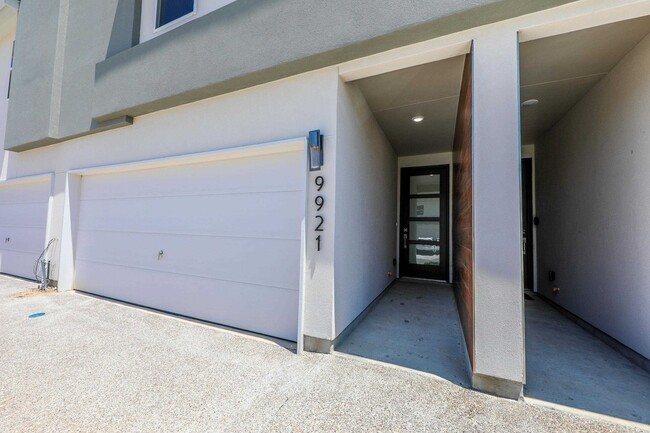 Building Photo - 9921 Bijan Dr