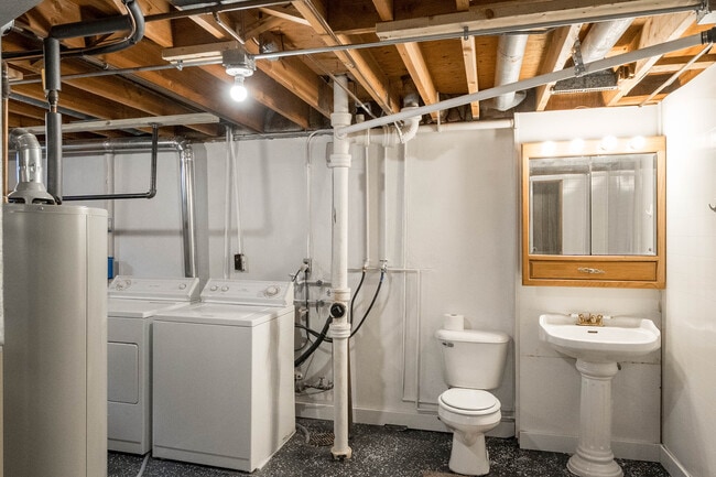 Building Photo - 106 NE Grant St