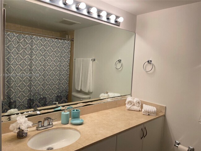 Building Photo - 1750 N Bayshore Dr