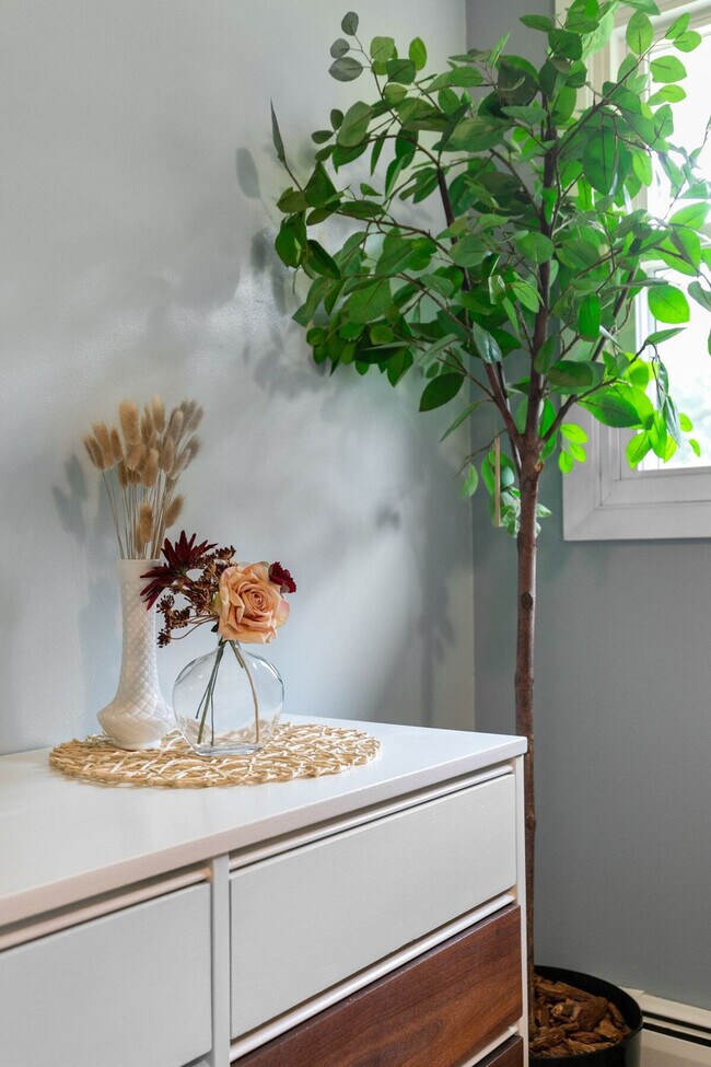 Building Photo - 733 W 4th St