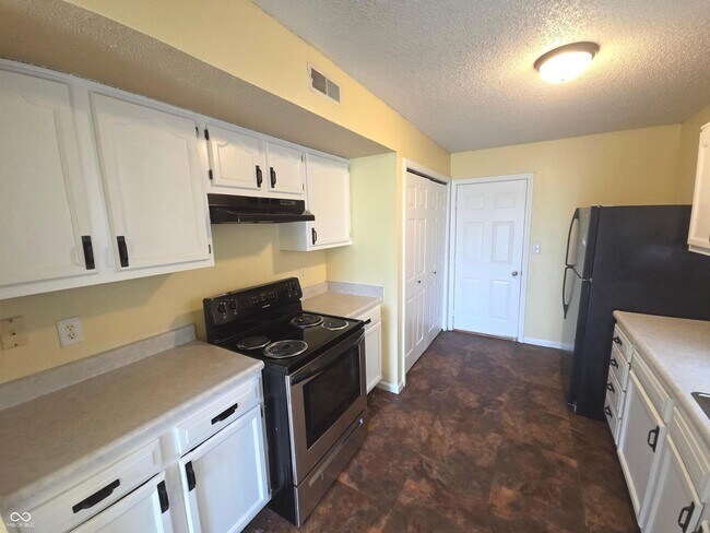 Building Photo - 4320 Village Bend Ln