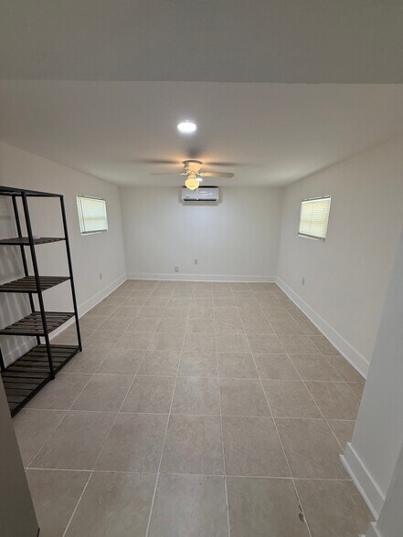 Building Photo - 1421 N Andrews Ave
