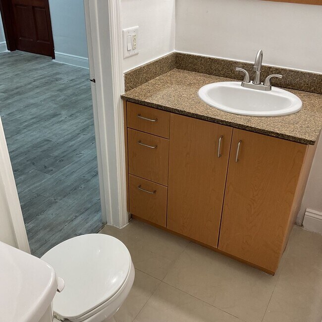 Building Photo - Great Location! Spacious 1/1! Call for Spe...