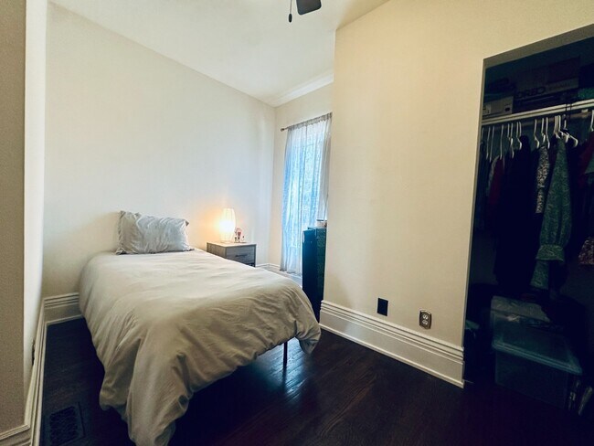 Building Photo - Charming 3 bedroom Victorian home!