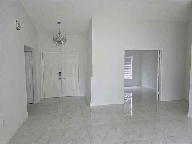 Building Photo - 7000 SW 39th Ct
