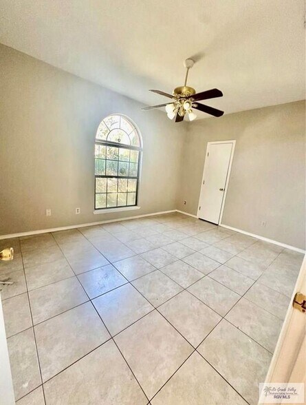 Building Photo - 15 Valles Ct