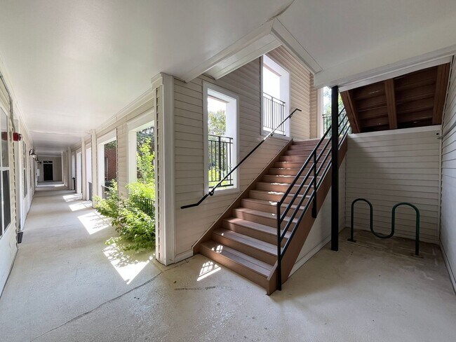 Building Photo - Spacious 2BD, 2BA Condo in a Prime Locatio...