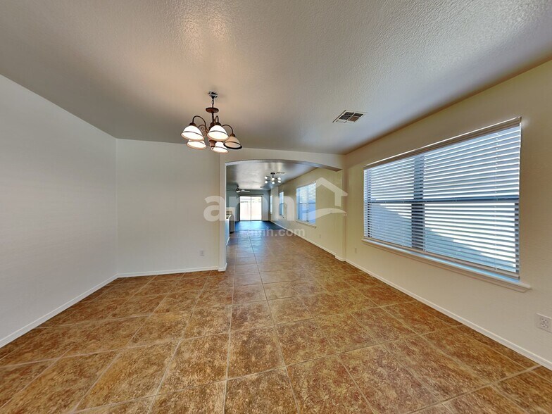 Building Photo - 2992 W Belle Ave