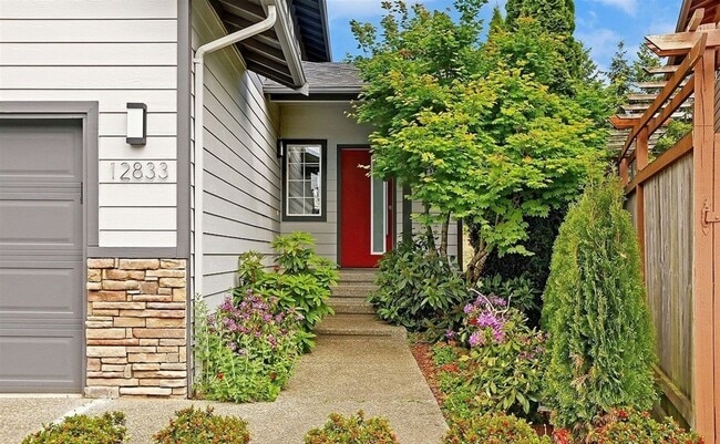 Building Photo - Beautifully remodeled 4bd, 3ba home in EVE...