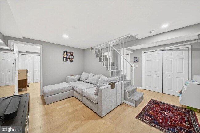 Building Photo - 303 E Melrose Ave