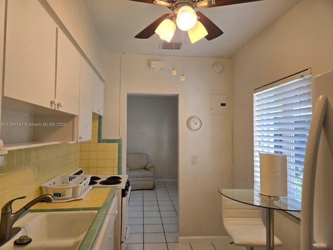 Building Photo - 1152 Bayview Dr