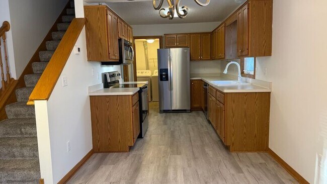 Building Photo - 2755 Ranchview Ln N