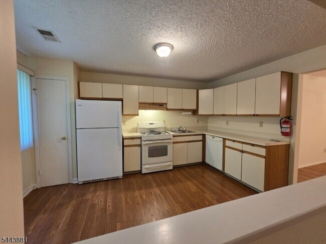 Building Photo - 71 Drake Ln