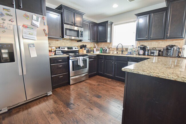 Building Photo - Pet Friendly Five Bedroom!