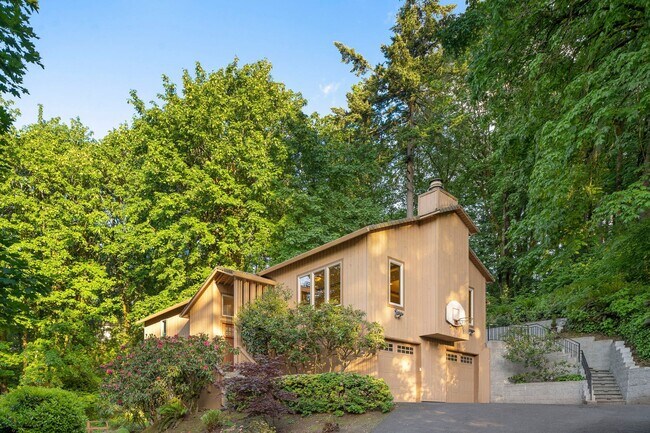 Building Photo - Beautiful 3 bedroom home in Lake Oswego!