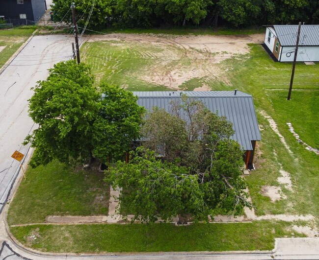 Building Photo - Beautifully Renovated 1BR Duplex with Marble Shower & Natural Light