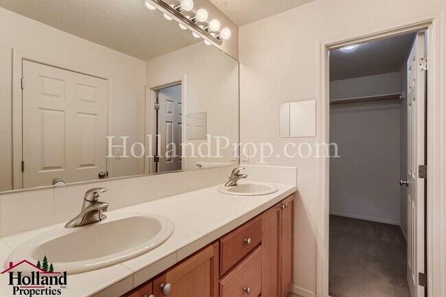 Building Photo - Spacious 3-Bedroom Home with High Ceilings...