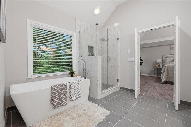Building Photo - 682 Montglade Ct
