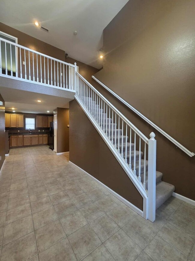 Building Photo - Beautiful Town House