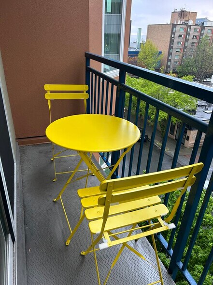 Building Photo - 2415 2nd Ave