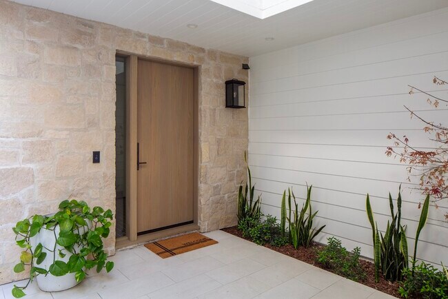Building Photo - 506 Goldenrod Ave