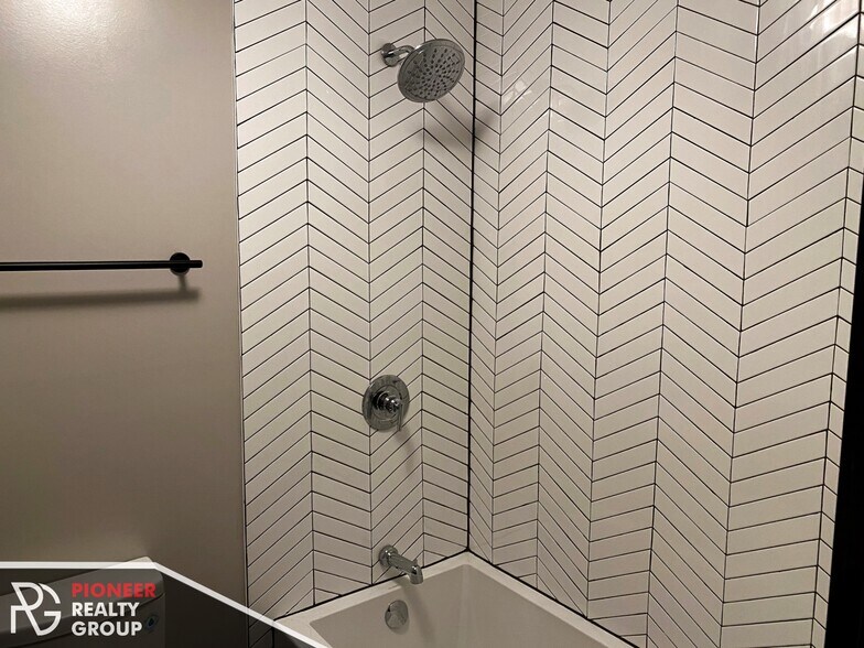 Building Photo - 518 W Wrightwood Ave