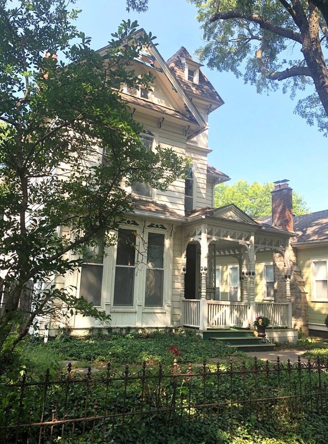 Building Photo - Historic Home 3-4 Bed, 2 Bath - MUST SEE!!