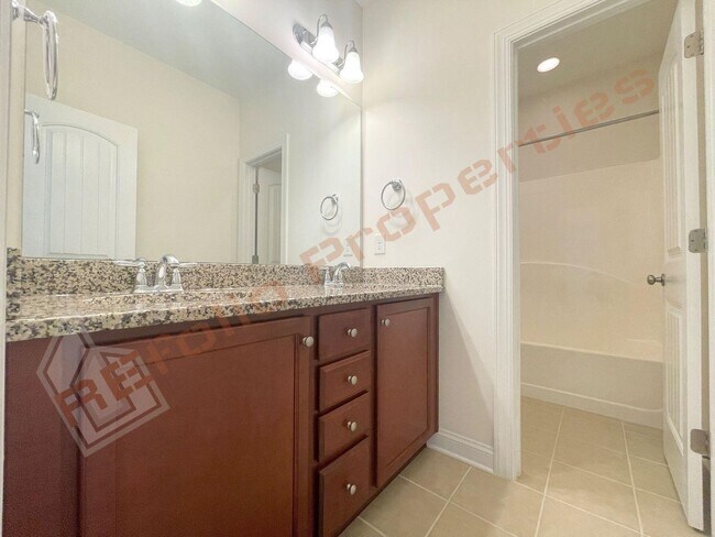Building Photo - Beautiful 5 Bedroom End Unit Townhouse wit...