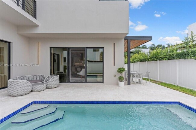 Building Photo - 7440 NW 100th Ct