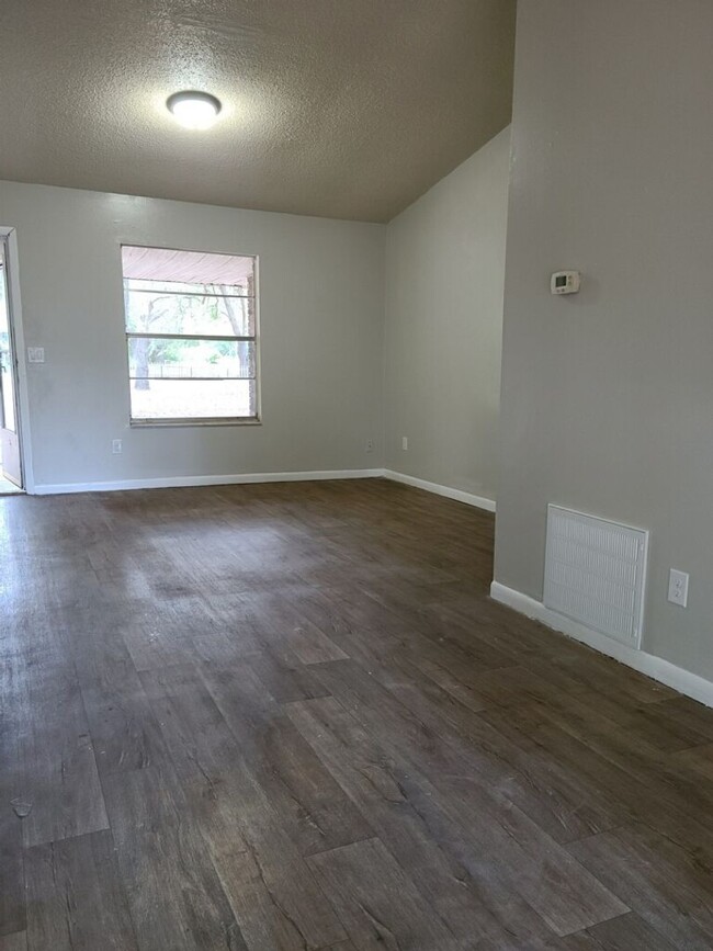 Building Photo - 3 Bed 2 Bath Home on Huge Corner Lot | Gar...