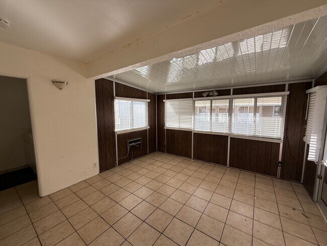 Building Photo - Cozy 2 bedroom 1 bath