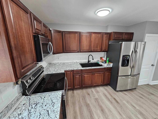 Building Photo - COMING SOON-4 Bedroom Townhouse in Essex