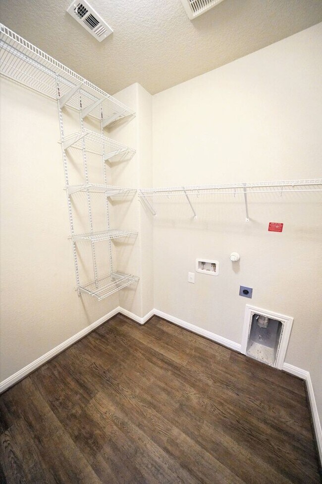 Building Photo - Beautiful Rental in Converse! Realtor Comm...