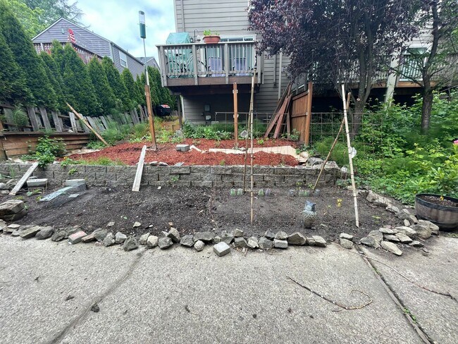 Building Photo - Updated 2Bd/1Ba in the Hillsdale Neighborhood of SW Portland ~ Stainless Steel Appliances and Qua...
