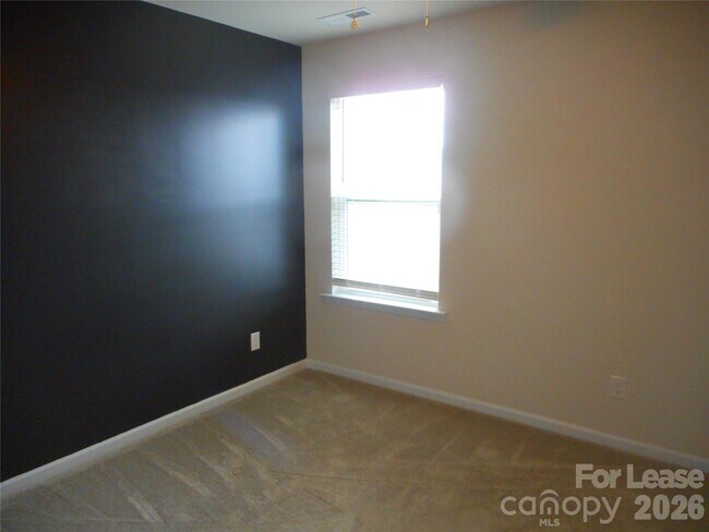 Building Photo - 3058 Eastcott Ave