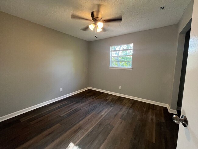 Building Photo - 2213 Jonathan Dr NW