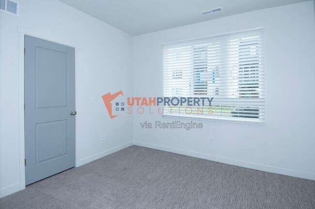 Building Photo - 1046 W 430 S