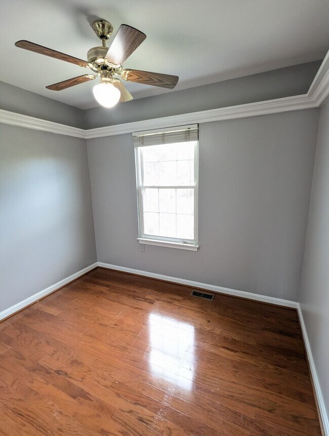 Building Photo - Beautifully maintained townhouse in Tuscar...