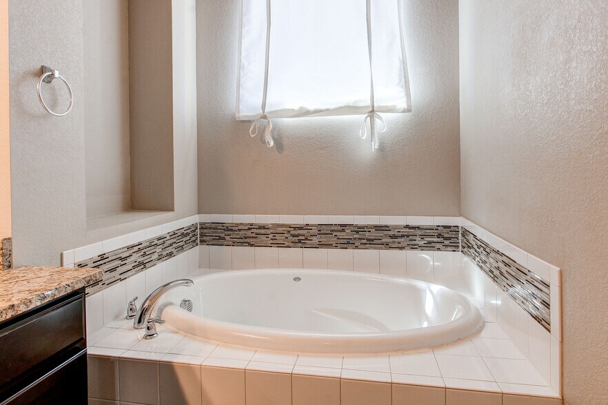 Master bath soaker tub - 1745 W 66th Ave