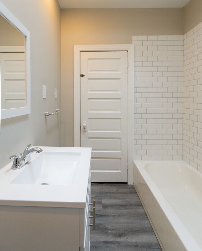 Building Photo - Newly remodeled 3 bedroom Grays Ferry Area