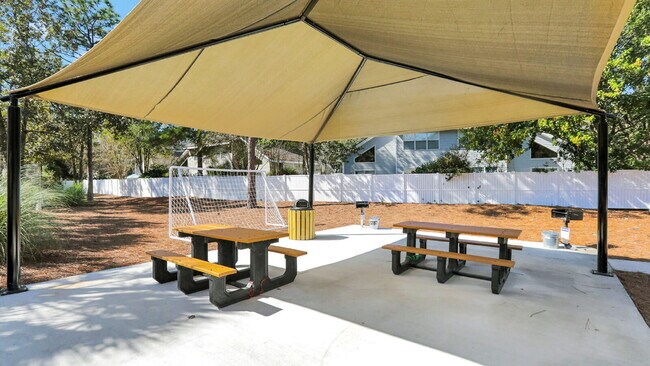 Building Photo - Bright and Airy Three Bedroom Home in Lake...