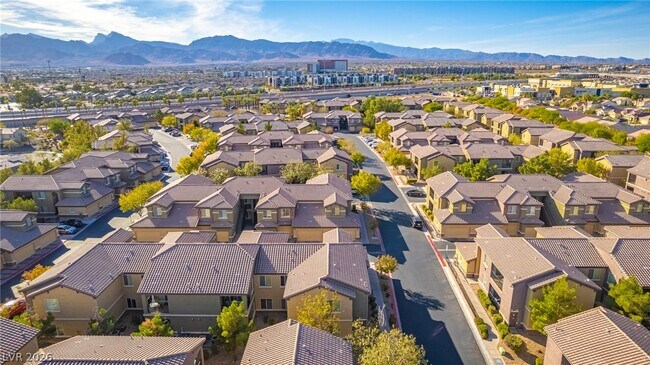 Building Photo - 6868 Sky Pointe Dr