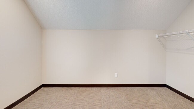 Building Photo - 6-Bed, 2-Bath Top Duplex