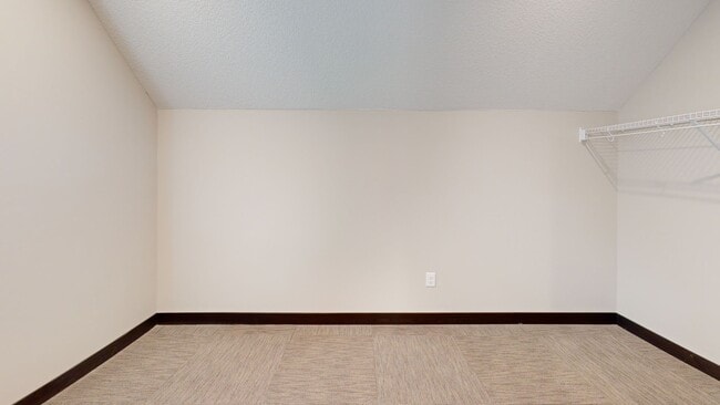 Building Photo - 6 bed 2 bath top unit !