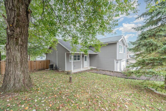 Building Photo - Spacious 3 bedroom Split level
