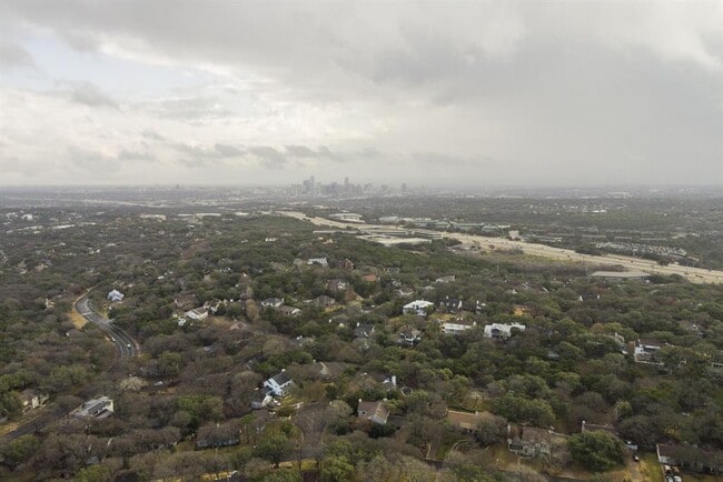 Building Photo - 2001 Wychwood Dr