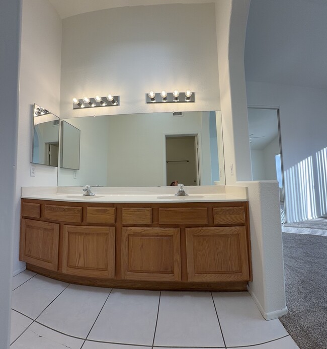 Building Photo - 949 E Gila Ln