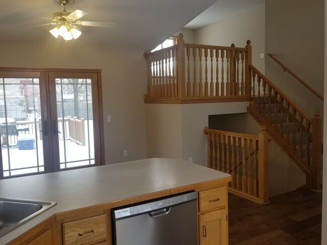 Building Photo - 5 Bedroom Multi-Level