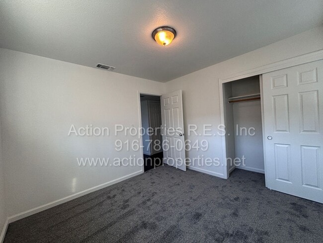 Building Photo - Central Roseville, Close to Shopping and Parks, 3 Bedroom 2 Bathrooms, 1536sq feet